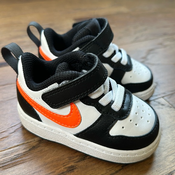 Baby Boy Nikes adorable Velcro strap - Picture 1 of 4